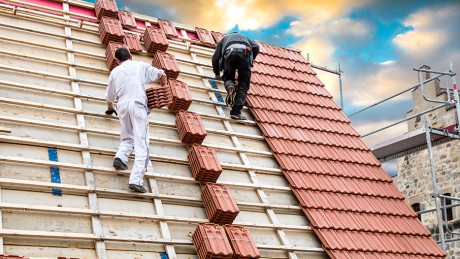 Dachdämmung spart Heizkosten Handwerker decken Hausdach ein