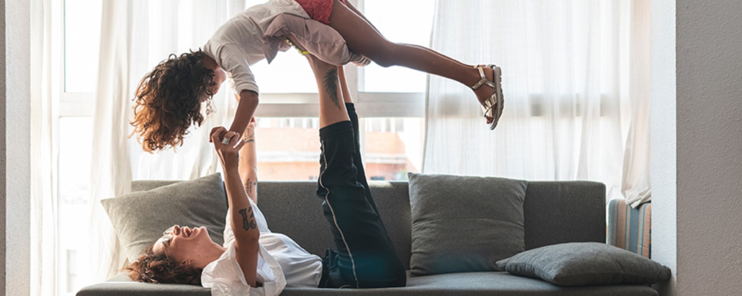 Eine Mutter und Tochter blödeln auf der Couch herum und freuen sich über die Möglichkeit zu kostenlosen Sondertilgungen für Ihr Darlehen. Eine Mutter und Tochter blödeln auf der Couch herum und freuen sich über die Möglichkeit zu kostenlosen Sondertilgungen für Ihr Darlehen.