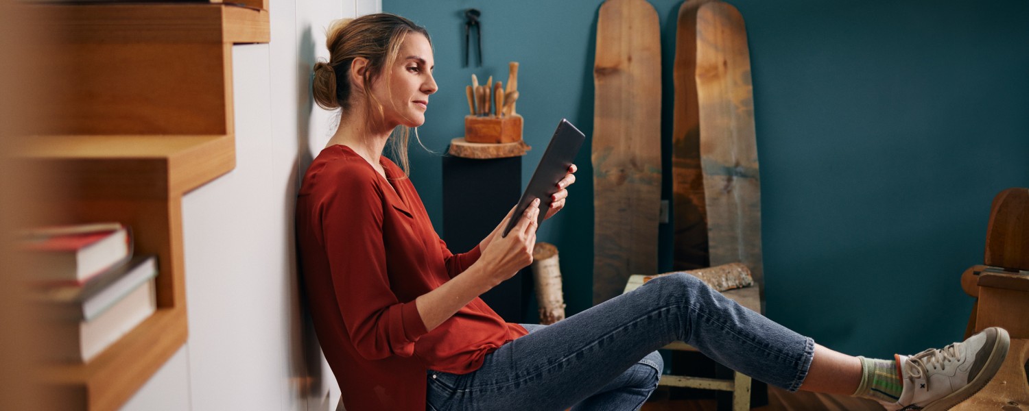 Eine Frau berechnet auf ihrem Tablet ihr zu versteuerndes Einkommen Eine Frau berechnet auf ihrem Tablet ihr zu versteuerndes Einkommen