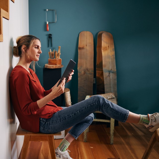 Eine Frau beantragt eine Energieberatung über ihr Tablet Eine Frau beantragt eine Energieberatung über ihr Tablet