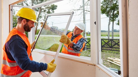 Neue Fenster sparen bis zu 25 Prozent Heizkosten. Handwerker bauen Fenster ein