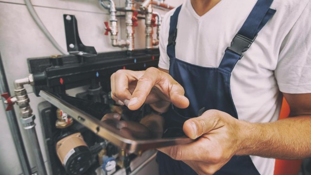 Ein Handwerker optimiert eine Heizungsanlage, was im Rahmen einer Energieberatung empfohlen wurde. Ein Handwerker optimiert eine Heizungsanlage, was im Rahmen einer Energieberatung empfohlen wurde.