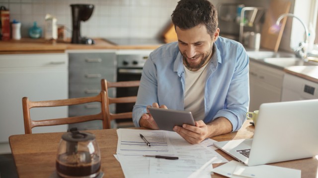 Ein Mann informiert sich auf seinem Smartphone zur Immobilienvermietung Ein Mann informiert sich auf seinem Smartphone zur Immobilienvermietung