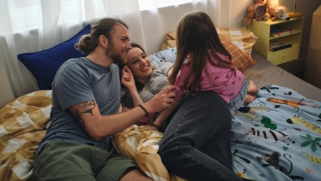 Arbeitnehmersparzulage sichern mit Wüstenrot Bausparen Vater und Tochter toben im Schlafzimmer