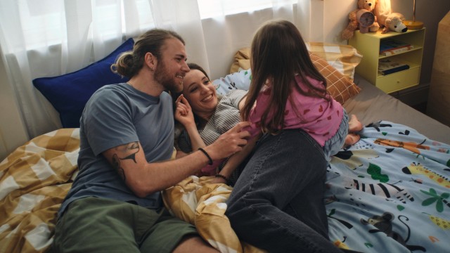 null Vater und Tochter toben im Schlafzimmer