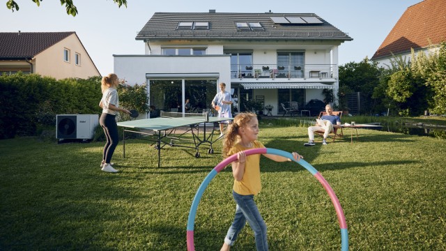 Eine Familie verbringt Zeit in ihrem renovierten Garten Eine Familie verbringt Zeit in ihrem renovierten Garten