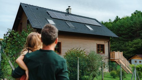 Vater und Tochter schauen auf ihr modernisiertes Haus, dass sie mit KfW-Förderung finanziert haben. Vater und Tochter schauen auf ihr modernisiertes Haus, dass sie mit KfW-Förderung finanziert haben.
