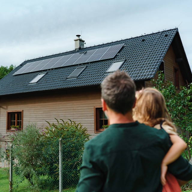Vater und Tocher freuen sich über die Photovoltaik-Förderung Vater und Tocher freuen sich über die Photovoltaik-Förderung