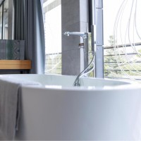 Moderne Badewanne am Fenster