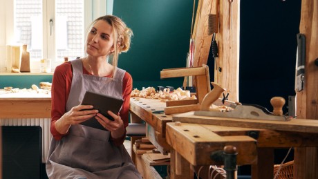 Jetzt zum Top Festgeld informieren Eine Frau schaut auf ihrem Tablet nach den Zinsen für das Wüstenrot Top Festgeld